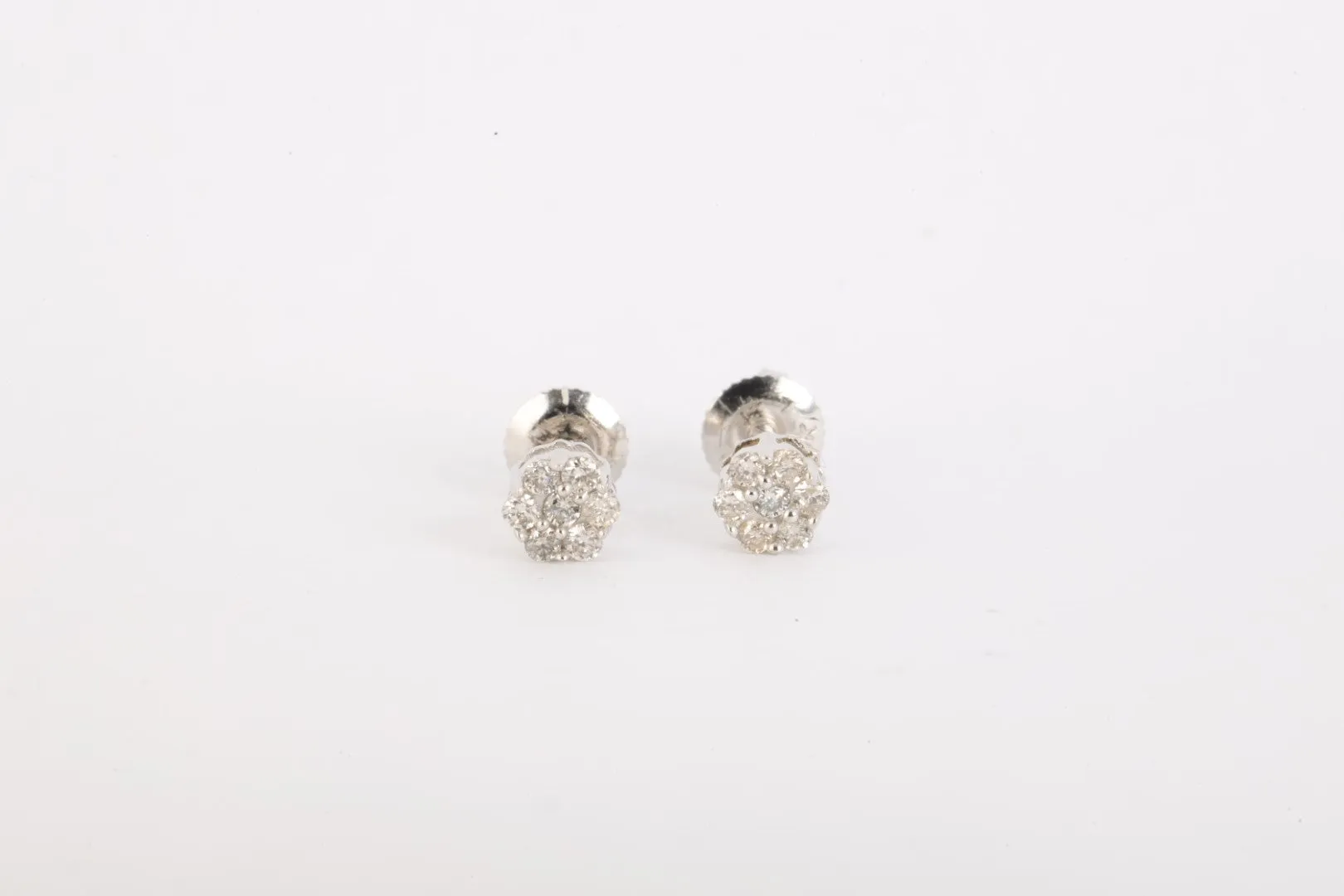 10k White Gold 0.14tcw Diamond Stud Earrings (0.62g.)