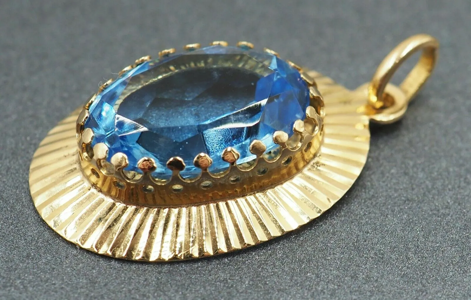 18ct Yellow Gold & Blue Paste Pendant
