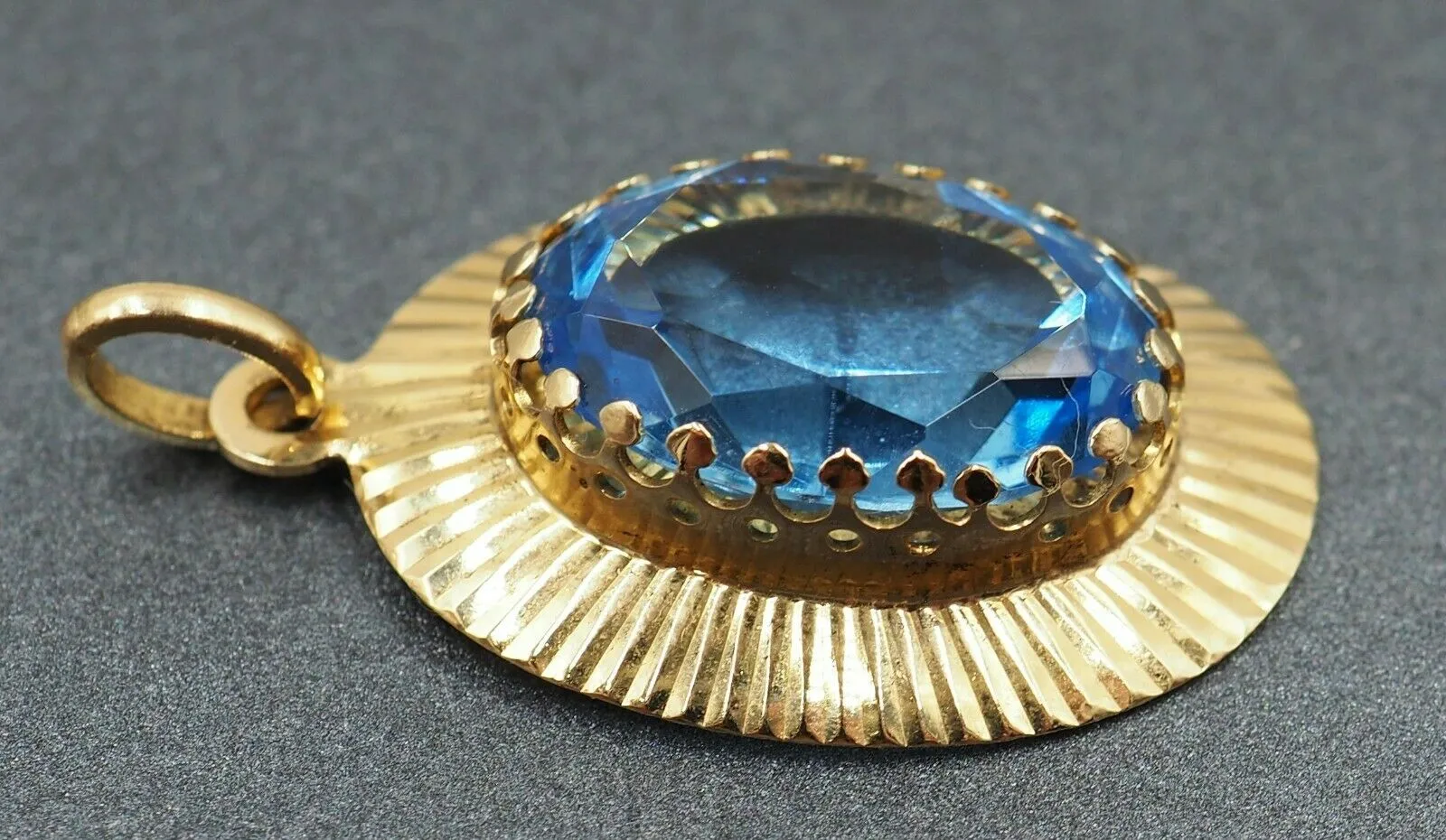 18ct Yellow Gold & Blue Paste Pendant