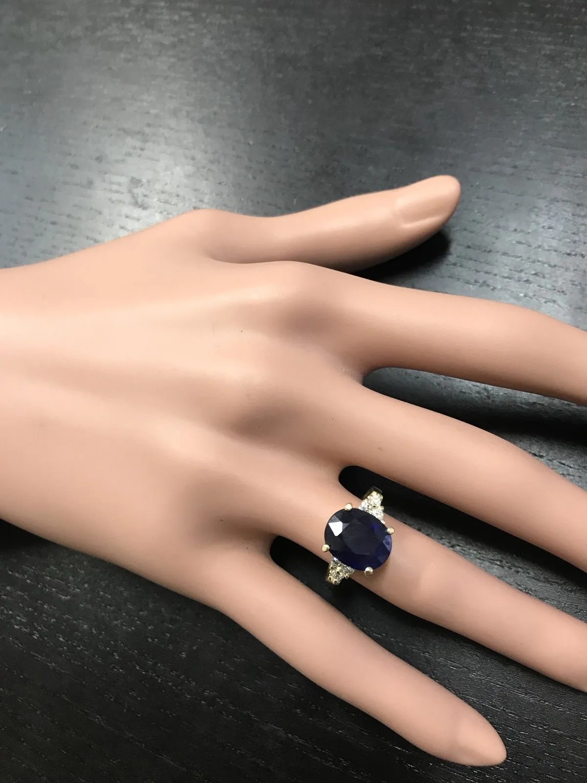 5.75 Carats Exquisite Natural Blue Sapphire and Diamond 14K Solid Yellow Gold Ring