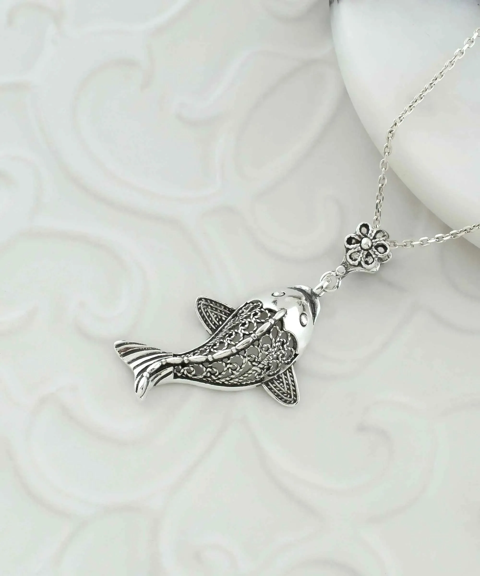 Filigree Art Fish Figured Women Silver Pendant Necklace