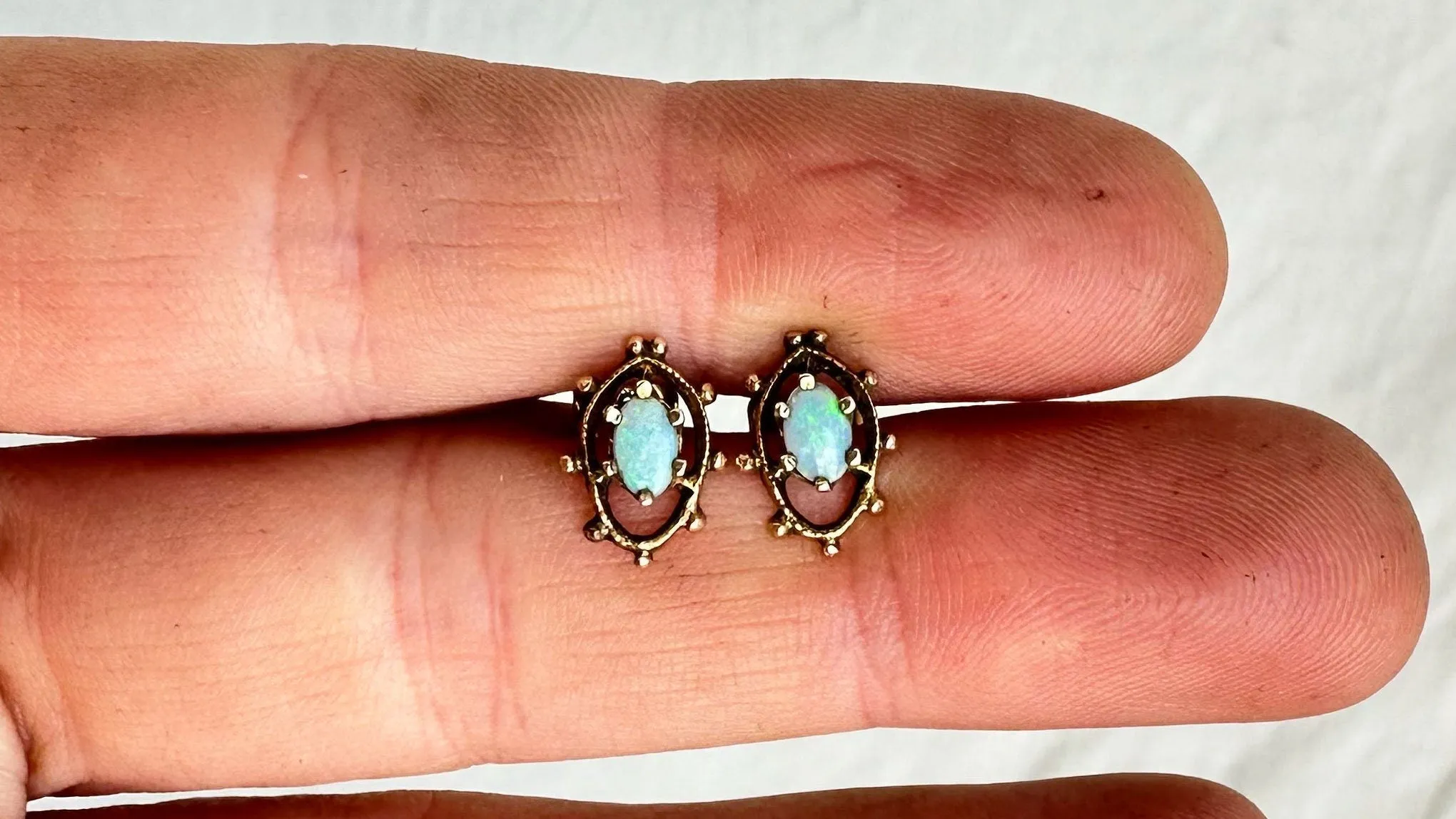 Vintage Indian Opal & 18K Gold Earrings. Stud. 2261