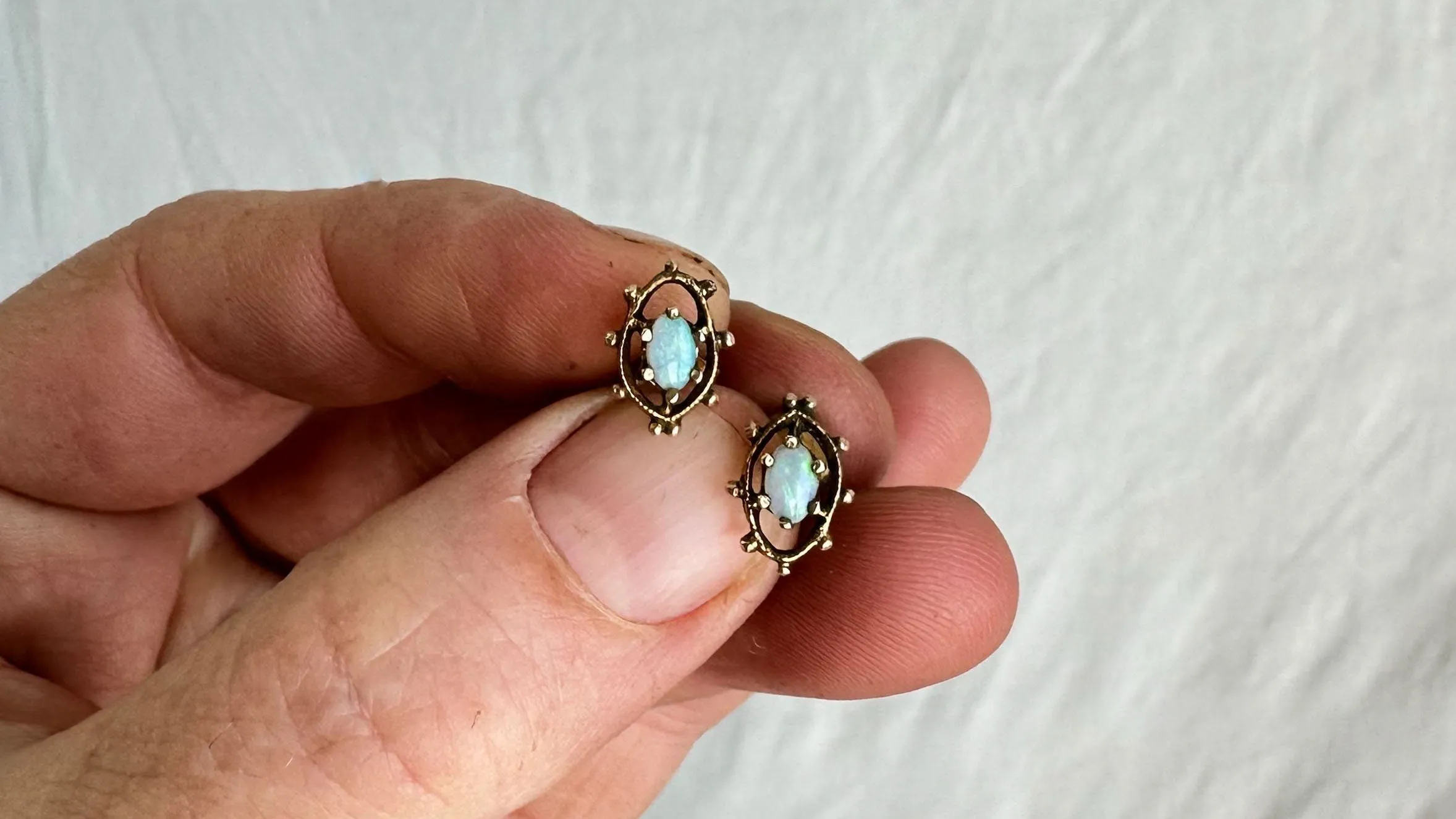 Vintage Indian Opal & 18K Gold Earrings. Stud. 2261